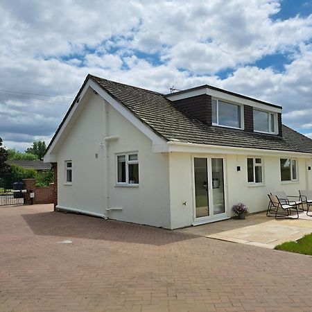 Beautiful 5 Bedroom Bungalow, Sleeps 7, In Calne Bagian luar foto