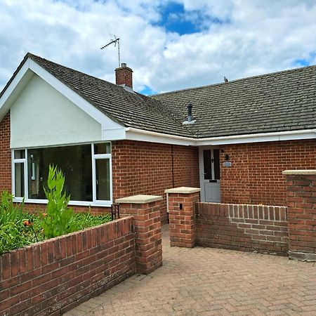 Beautiful 5 Bedroom Bungalow, Sleeps 7, In Calne Bagian luar foto