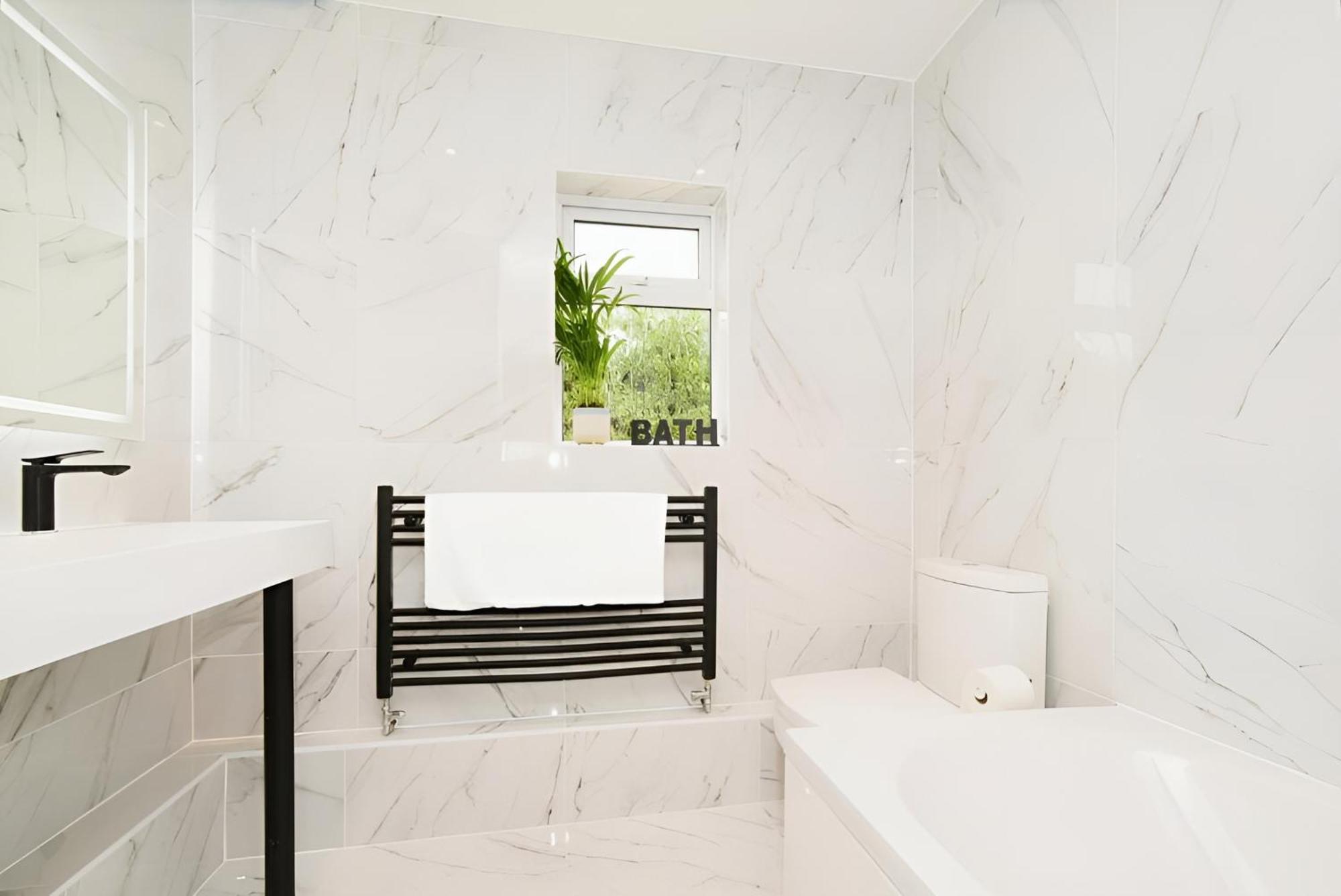 Beautiful 5 Bedroom Bungalow, Sleeps 7, In Calne Bagian luar foto